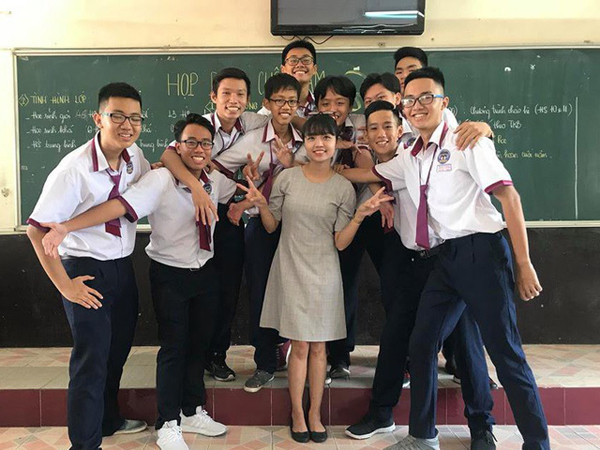 Cô giáo 9X ra đề Văn khiến học trò bật khóc