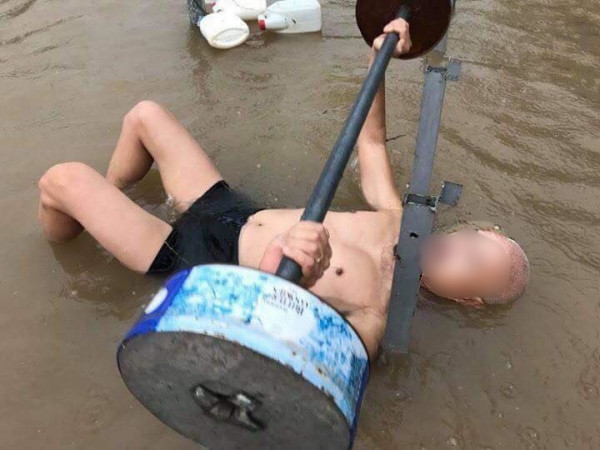 Mưa ngập Hà Nội cũng không ngăn được người đàn ông này đam mê giữ dáng mỗi ngày