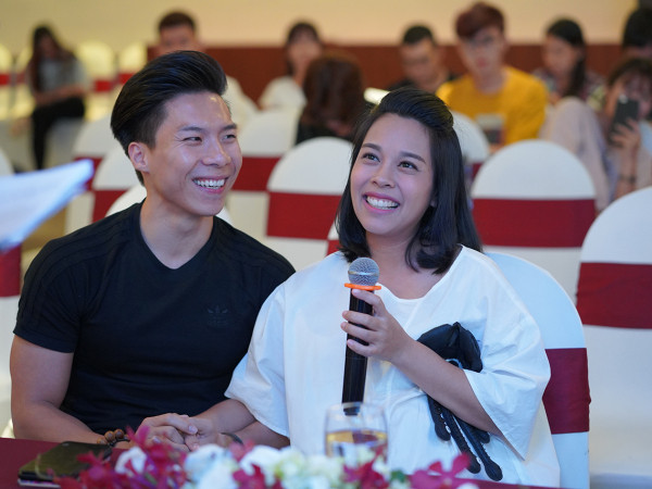 Nghệ sĩ xiếc Quốc Nghiệp nắm chặt tay vợ trong sự kiện ra mắt gameshow mới