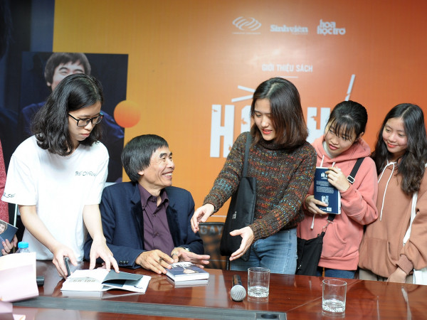 Sau thành công vang dội của các cuốn sách, Tiến sĩ Lê Thẩm Dương ra mắt hồi ký đúng dịp 8/3