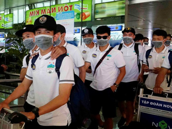 Công Phượng, Xuân Trường đeo khẩu trang, đội mũ cối đá trận khai Xuân