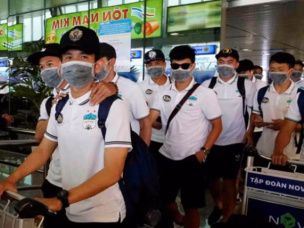 Công Phượng, Xuân Trường đeo khẩu trang, đội mũ cối đá trận khai Xuân