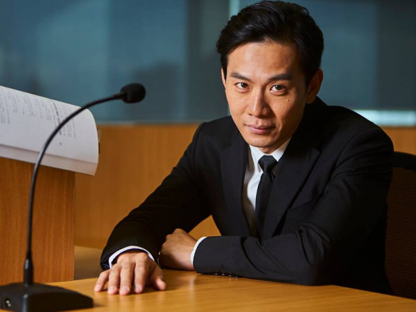 Chồng Hoa hậu Hoàn Vũ Singapore 2002 xuất hiện quyền lực trong chiếc áo choàng luật sư