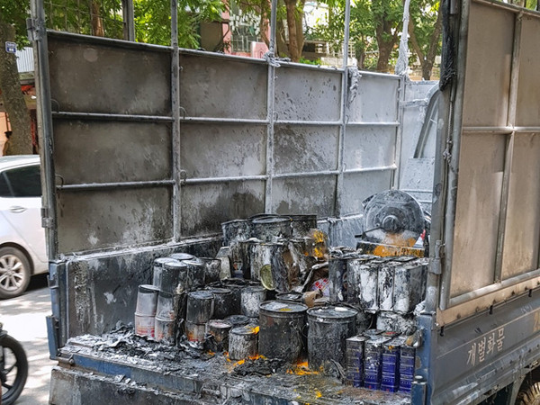 Hà Nội: Xe chở sơn cháy nổ đùng đùng giữa phố