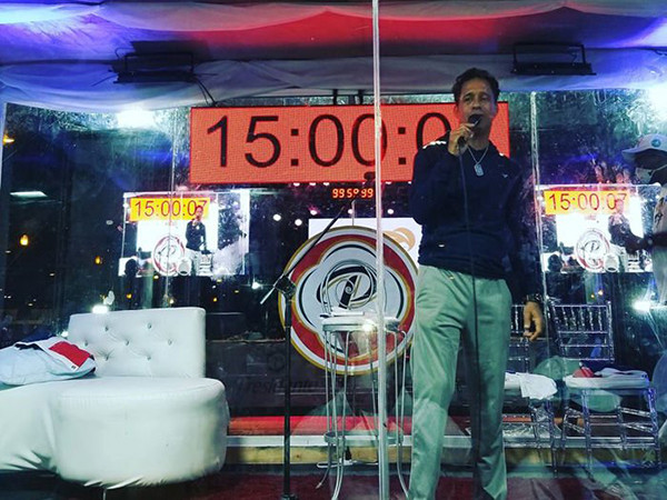 Biểu diễn hơn 100 giờ nhằm phá kỷ lục Guinness, nhưng rồi phát hiện ra tất cả đều vô ích