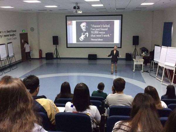 Cư dân mạng xôn xao vì trang phục đi dạy "lạ lùng" của thầy Phó Hiệu trưởng