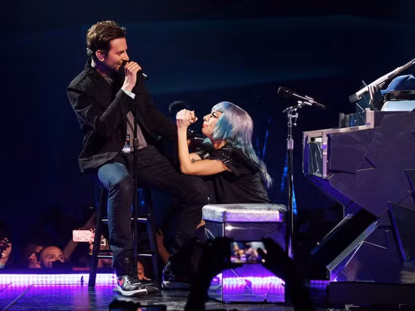 Hậu “A Star Is Born”, fan rần rần vì tin đồn Lady Gaga và Bradley Cooper “phim giả tình thật”