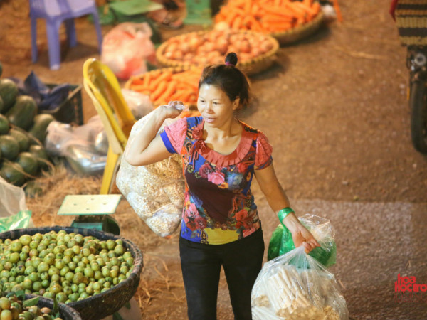 Chùm ảnh: Cuộc sống mưu sinh của những người phụ nữ "quên" nghỉ ngơi ngày 20/10