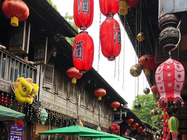 Thật tiếc nếu bạn chưa đến phố cổ Cẩm Lý để hít hà vị cay xè trong nồi lẩu Tứ Xuyên!