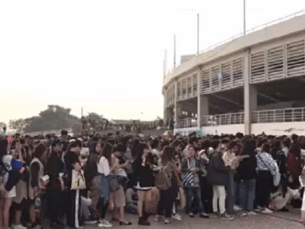 "AAA 2019" trước giờ "G": Thảm đỏ bị delay, fan mệt mỏi vì xếp hàng quá lâu