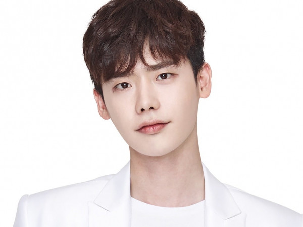 Gắn bó chưa đầy 2 năm, Lee Jong Suk rời YG sau khi hết hạn hợp đồng