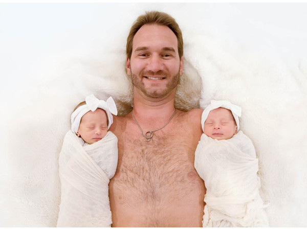 Gia đình Nick Vujicic hạnh phúc khoe hai cô con gái song sinh 4 tuần tuổi vô cùng đáng yêu 