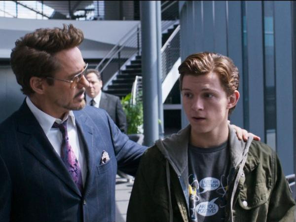 Người Nhện đụng độ nhóm Avengers nhái, chiến đấu cùng Người Sắt