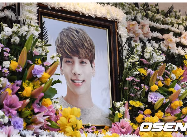 Rất nhiều idol K-Pop cùng hàng trăm fan đã bắt đầu đến viếng Jonghyun (SHINee) 