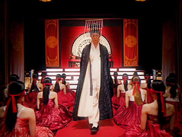 Mino (Winner) "xuyên không" thành quân vương, có cả một hậu cung toàn mỹ nữ