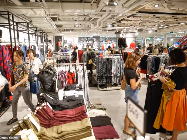 "Đàn em của Zara" Stradivarius mở cửa chính thức cửa hàng đầu tiên tại Sài Gòn