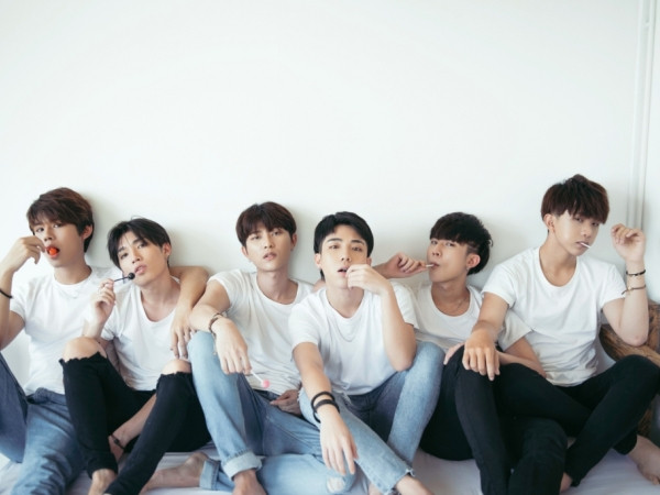 Nhóm nhạc Uni5 ra mắt sách ảnh mừng kỉ niệm 2 năm thành lập 