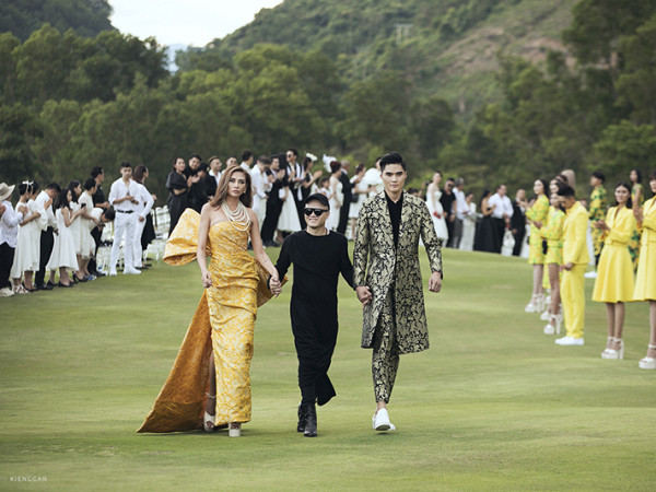 "Sàn diễn" sân golf ấn tượng trong show Xuân - Hè 2018 của NTK Đỗ Mạnh Cường