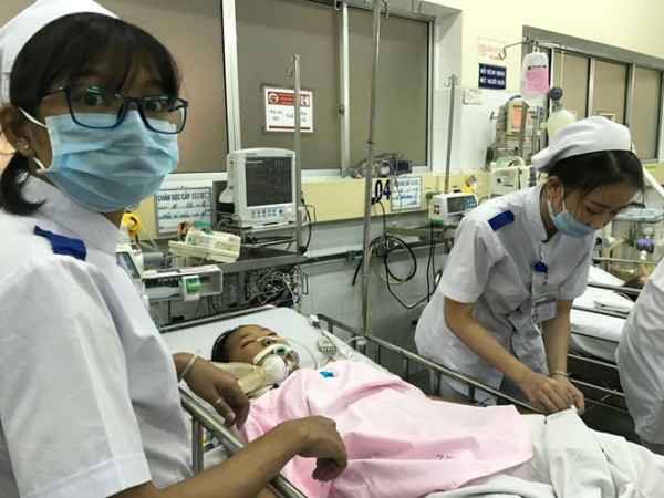 Học sinh nguy kịch nghi do uống trà sữa, quán bán đồ cho nữ sinh đóng cửa