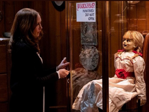 Búp bê Annabelle sẵn sàng hù dọa khán giả với đội quân ma ám cực đáng sợ