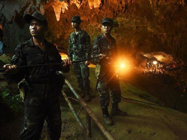 Đội bóng Thái Lan được tin còn sống sót ở đoạn cuối hang