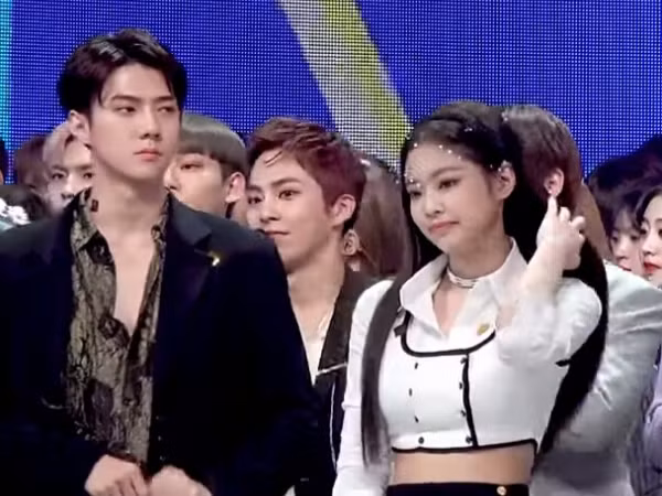 Chỉ vô tình đứng cạnh nhau thôi, Jennie và Sehun đã thành "cặp đôi cực phẩm"