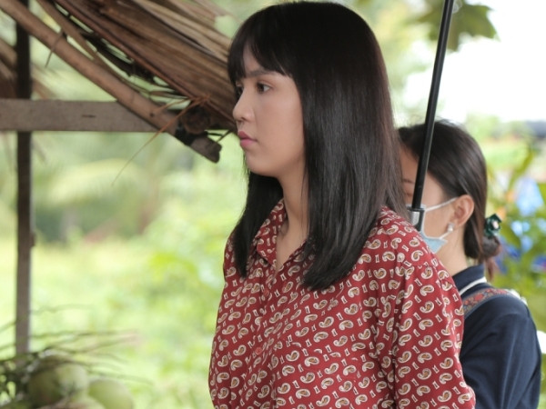 Không chỉ tiếp tục đóng vai gái quê, Ngọc Trinh lại còn "ế' trong phim điện ảnh mới