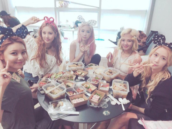 Ai cũng nghĩ SNSD ăn kiêng ghê lắm, ai ngờ các cô gái ăn khỏe hơn cả EXO