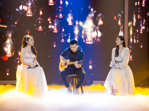 Đồng Ánh Quỳnh gây thích thú khi "rủ" Văn Mai Hương cùng song ca ascoustic