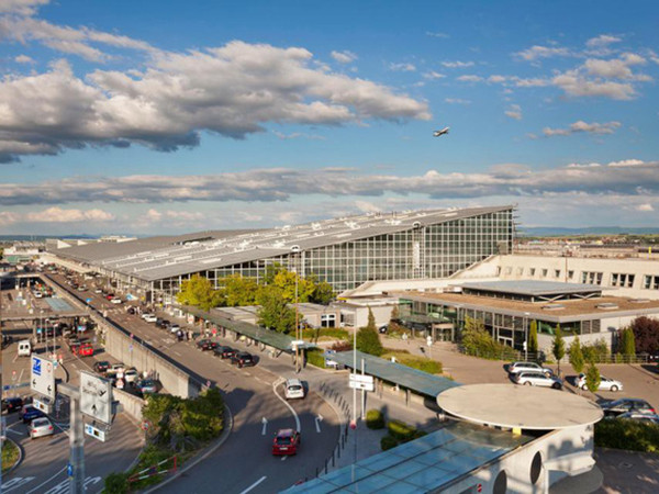 Đức: Sau kỳ nghỉ du lịch, bé gái 5 tuổi bị bố mẹ bỏ quên... ở sân bay