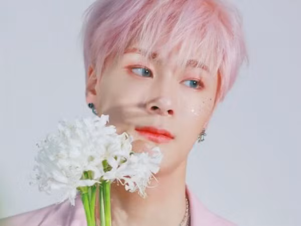 Phía sau mái tóc hồng nổi bật của Moonbin (Atsro) là rất nhiều nỗi niềm khó nói
