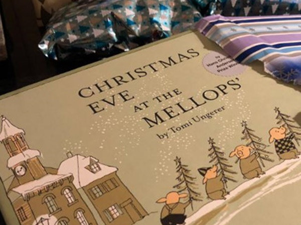 Hàng xóm để lại quà Giáng sinh suốt 14 năm trời cho cô bé 2 tuổi