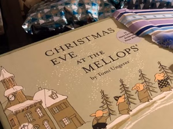 Hàng xóm để lại quà Giáng sinh suốt 14 năm trời cho cô bé 2 tuổi