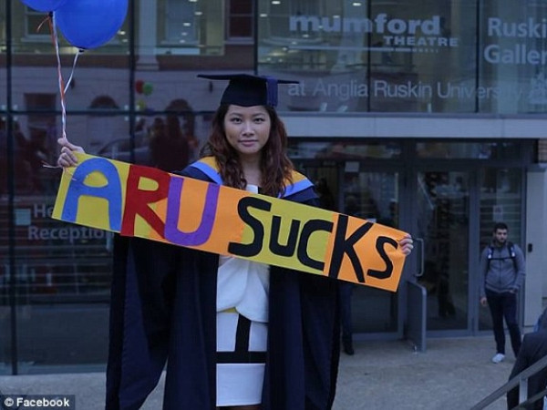 Tốt nghiệp loại xuất sắc nhưng vẫn thất nghiệp, nữ sinh kiện trường ĐH "đòi" 1,9 tỷ đồng