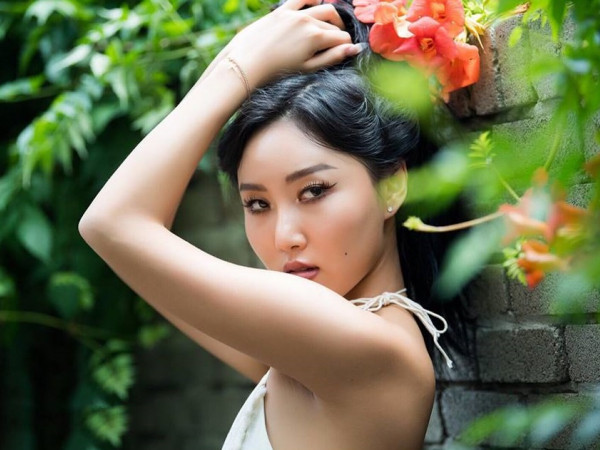 Bất ngờ chưa, Hwasa (Mamamoo) được bằng khen nhờ ăn lòng nướng quán lề đường