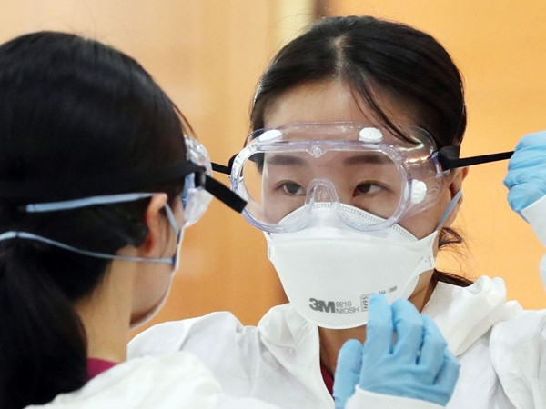 Khẩu trang N95 đang thiếu khiến việc nghiên cứu virus gặp khó khăn thế nào?