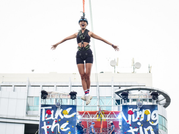 Có người mẫu nào gan dạ như Minh Tú: Thử thách treo mình trên độ cao 15 mét 