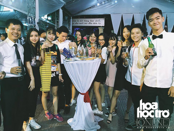 Hà Nội: Học sinh THPT Nguyễn Bỉnh Khiêm "xõa" hết mình với lễ tốt nghiệp và vinh danh