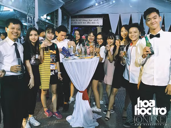 Hà Nội: Học sinh THPT Nguyễn Bỉnh Khiêm "xõa" hết mình với lễ tốt nghiệp và vinh danh
