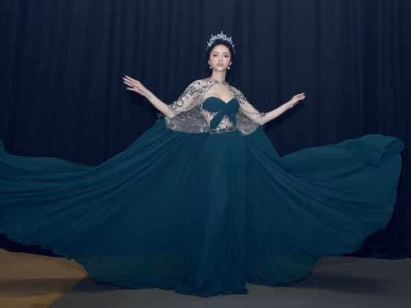 Hương Giang thay 2 bộ váy lộng lẫy, tự tin biểu diễn tại Chung kết Miss Tiffany Thái Lan