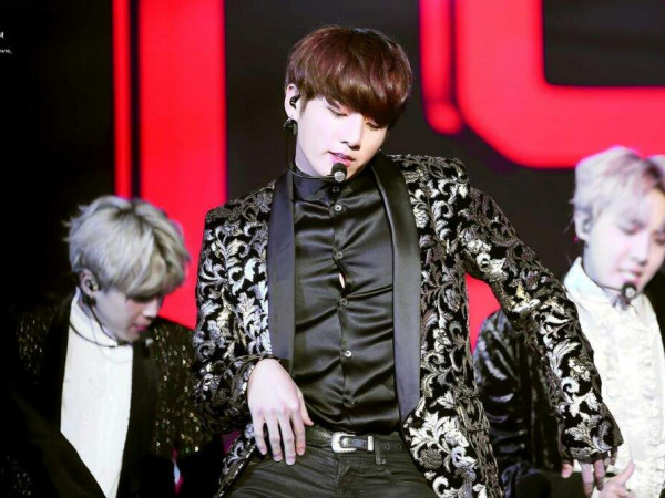 Giờ mới biết làm nút áo sơ mi của Jungkook chính là công việc khó khăn nhất