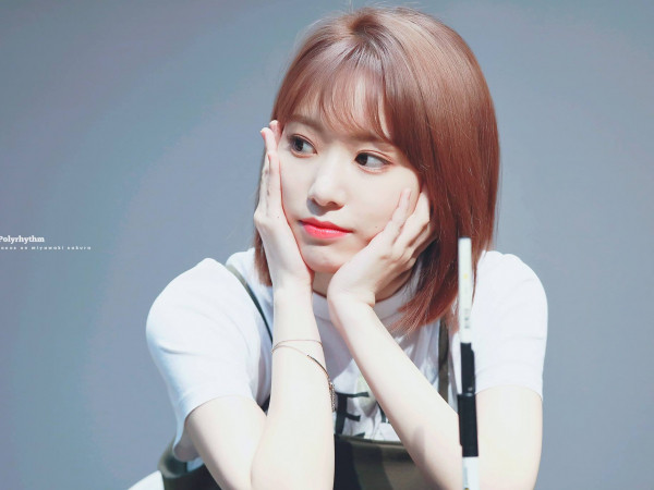 Hành động kì lạ của Miyawaki Sakura (IZ*ONE) khiến fan "phát cuồng" vì...quá đáng yêu