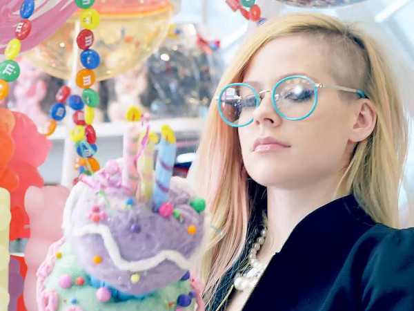 Sàn đầu US&UK thêm nóng khi một nữ thần tượng trở lại showbiz, chính là Avril Lavigne!