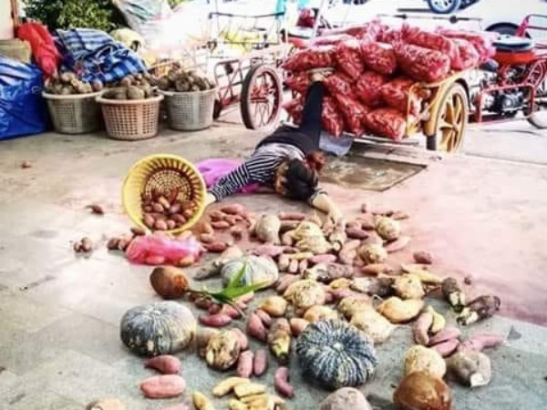 Học theo trào lưu "ngã sang chảnh", hình ảnh của bà chị bán rau củ gây sốt cộng đồng mạng