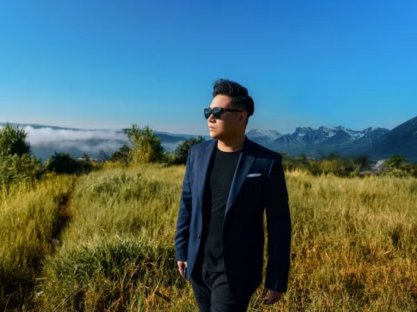 Hậu sáng tác loạt hit, Vương Anh Tú chính thức trở lại với MV ballad lụi tim mới