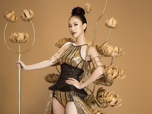 Không thướt tha áo dài, Hà Thu hoá thân thành “chiến binh hoa” ở phần thi Trang phục truyền thống