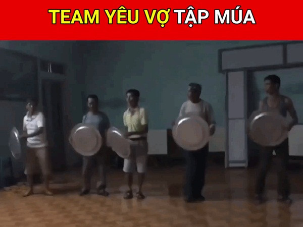 Mừng 20/10, hội đàn ông yêu vợ đem cả mâm ra tập múa trên bản remix ấn tượng