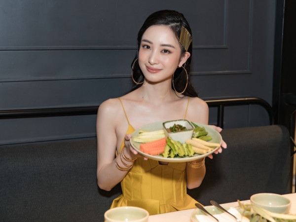 Jun Vũ hào hứng trổ tài gia chánh với món gỏi Som Tum trứ danh Thái Lan