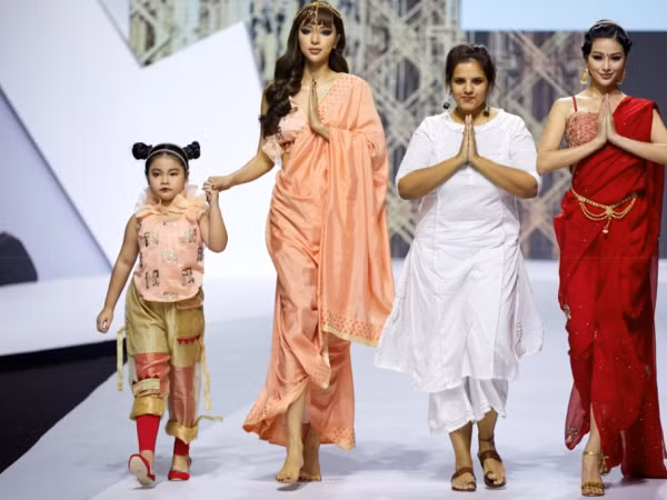 Phải truyền nước ngay trong hậu trường, Khả Trang vẫn thần thái khi catwalk trên sân khấu