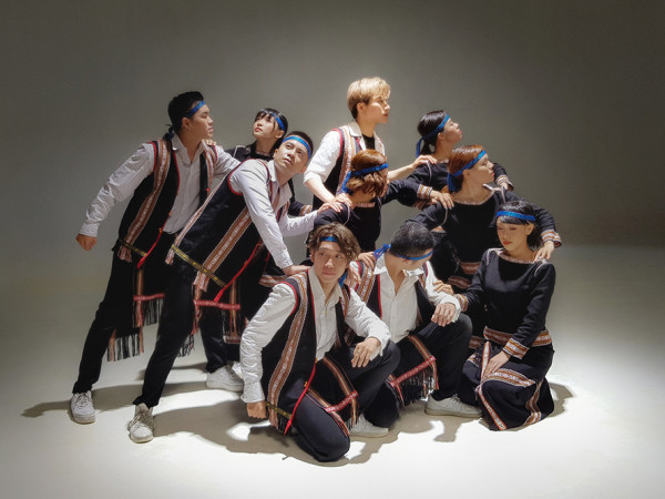 Đỗ Phú Quí mặc đồ dân tộc nhảy tưng bừng thách đố fan bắt được mình trong MV mới